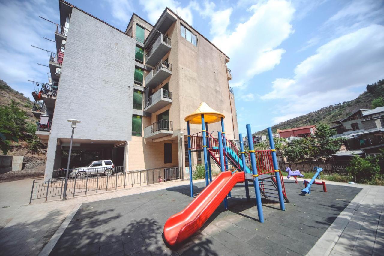 Appartamento Under The Mountain Tbilisi Esterno foto