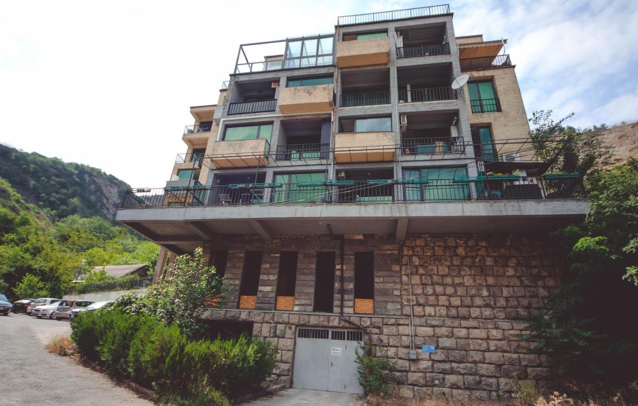Appartamento Under The Mountain Tbilisi Esterno foto
