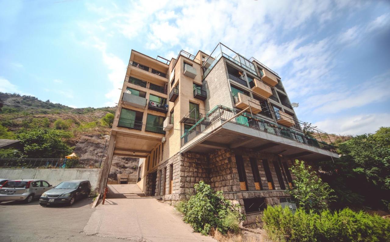 Appartamento Under The Mountain Tbilisi Esterno foto